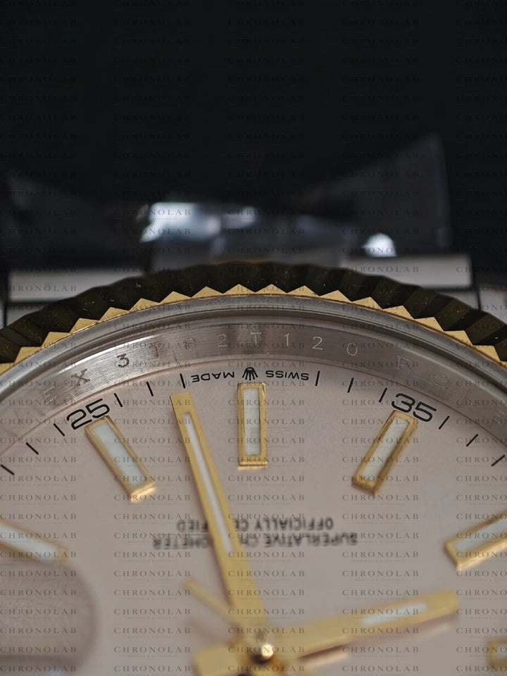 Λεπτομέρειες καντράν Silver Dial και χρυσοί δείκτες Rolex Datejust 41mm Super