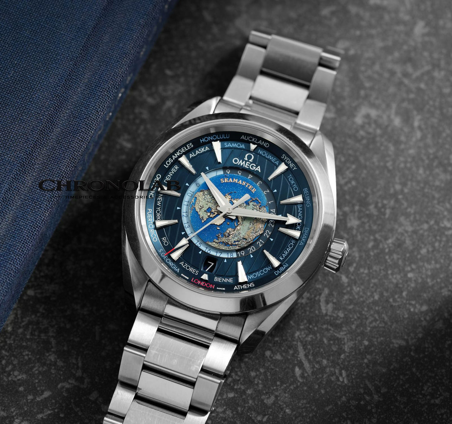 Λεπτομέρεια μπλε καντράν Omega Seamaster 41mm 220.10.43.22.03.001