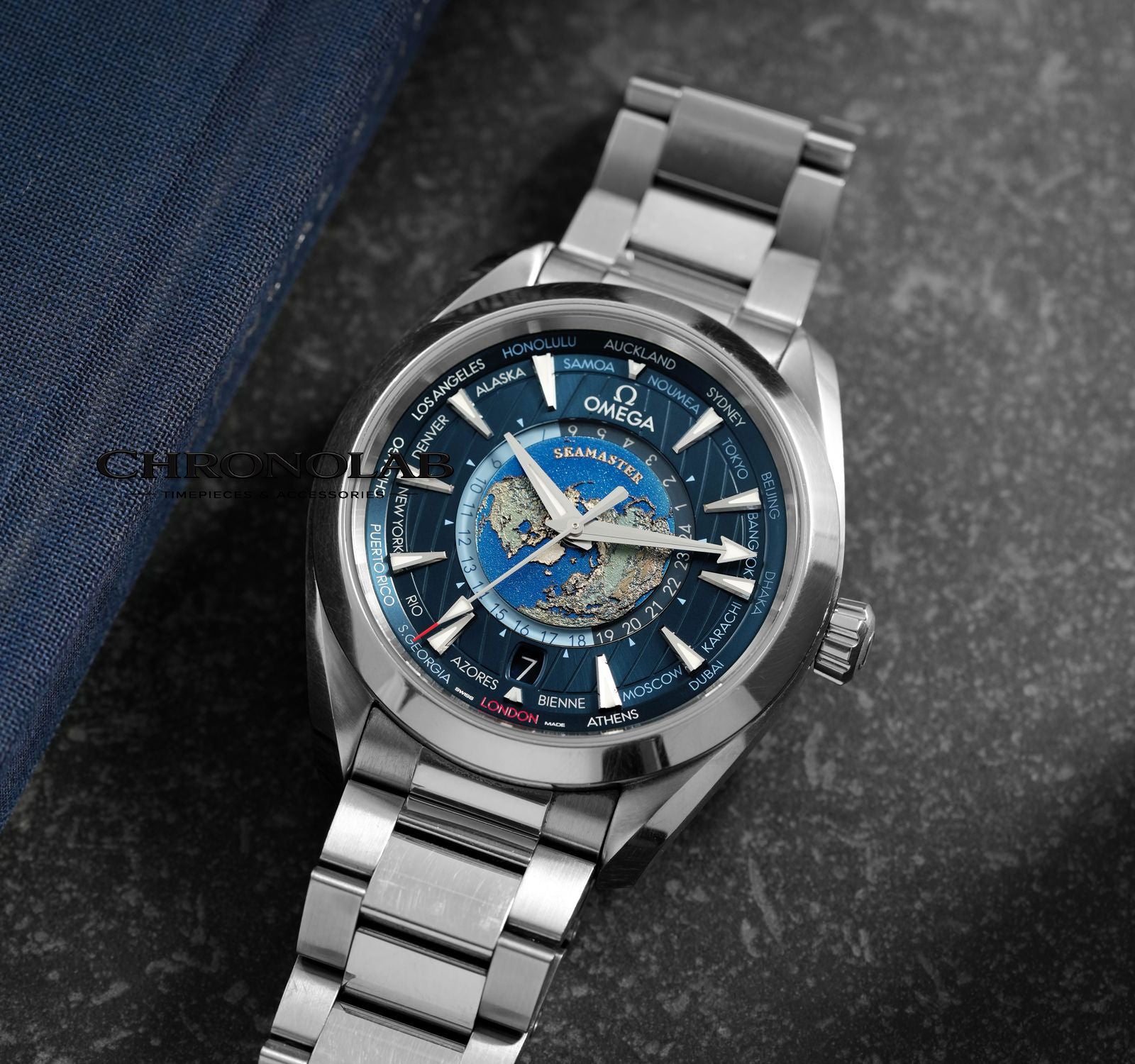 Λεπτομέρεια μπλε καντράν Omega Seamaster 41mm 220.10.43.22.03.001