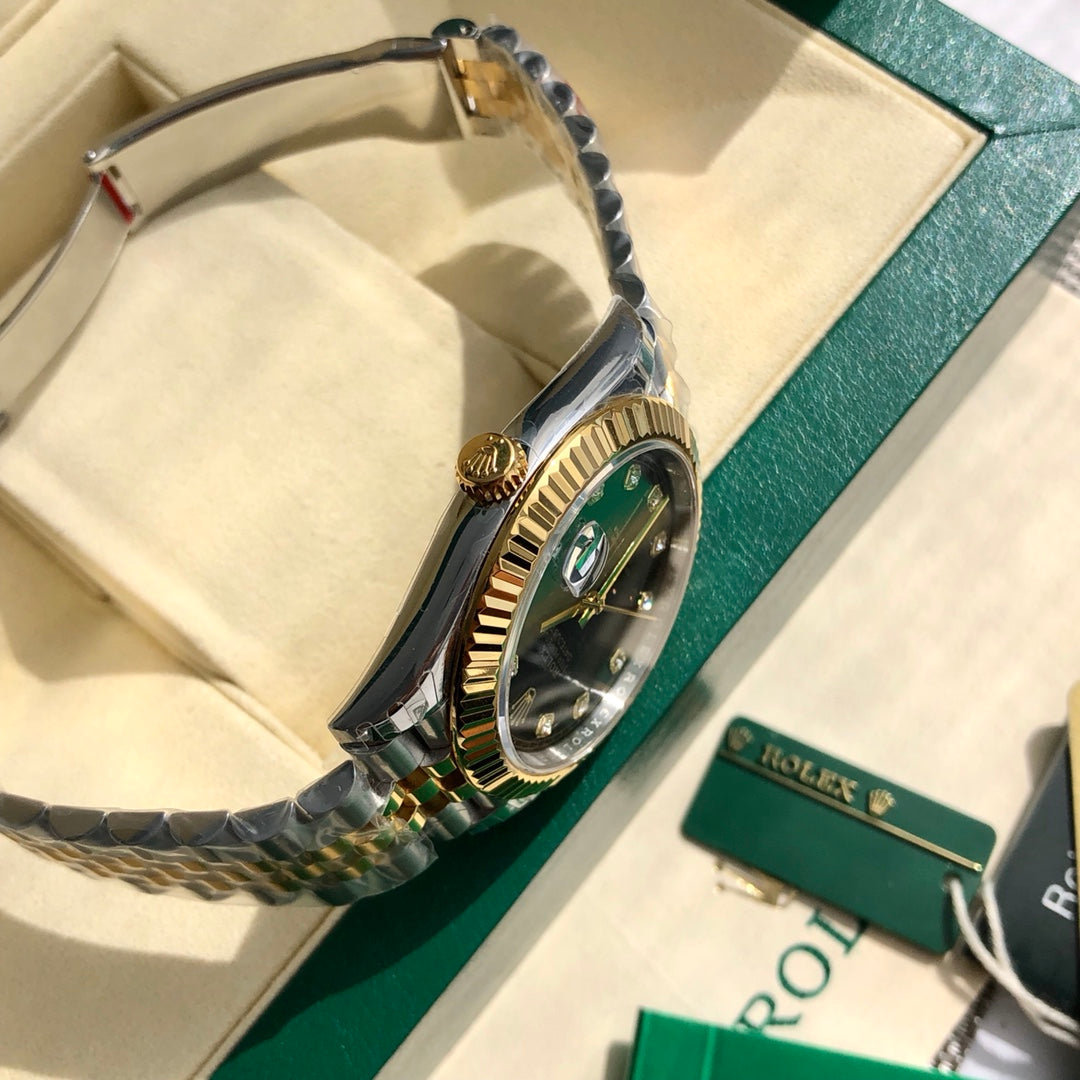 18k yellow gold fluted bezel and Twinlock winding crown on a 36mm Rolex Datejust Ref. 126233