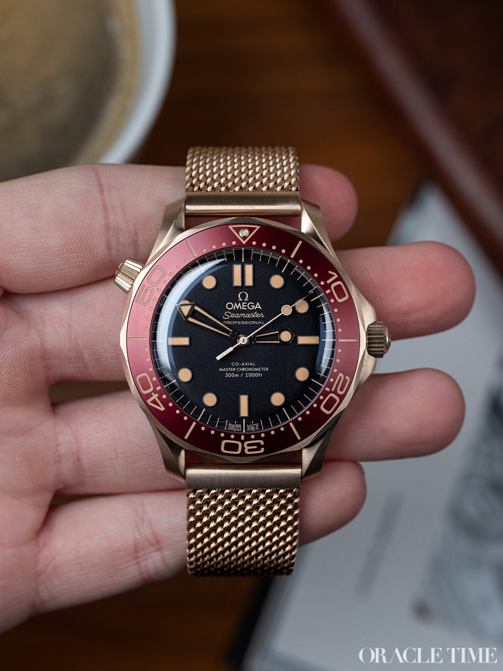 Λεπτομέρεια μαύρου καντράν και δείκτες σε Omega Seamaster Diver 300M 42mm
