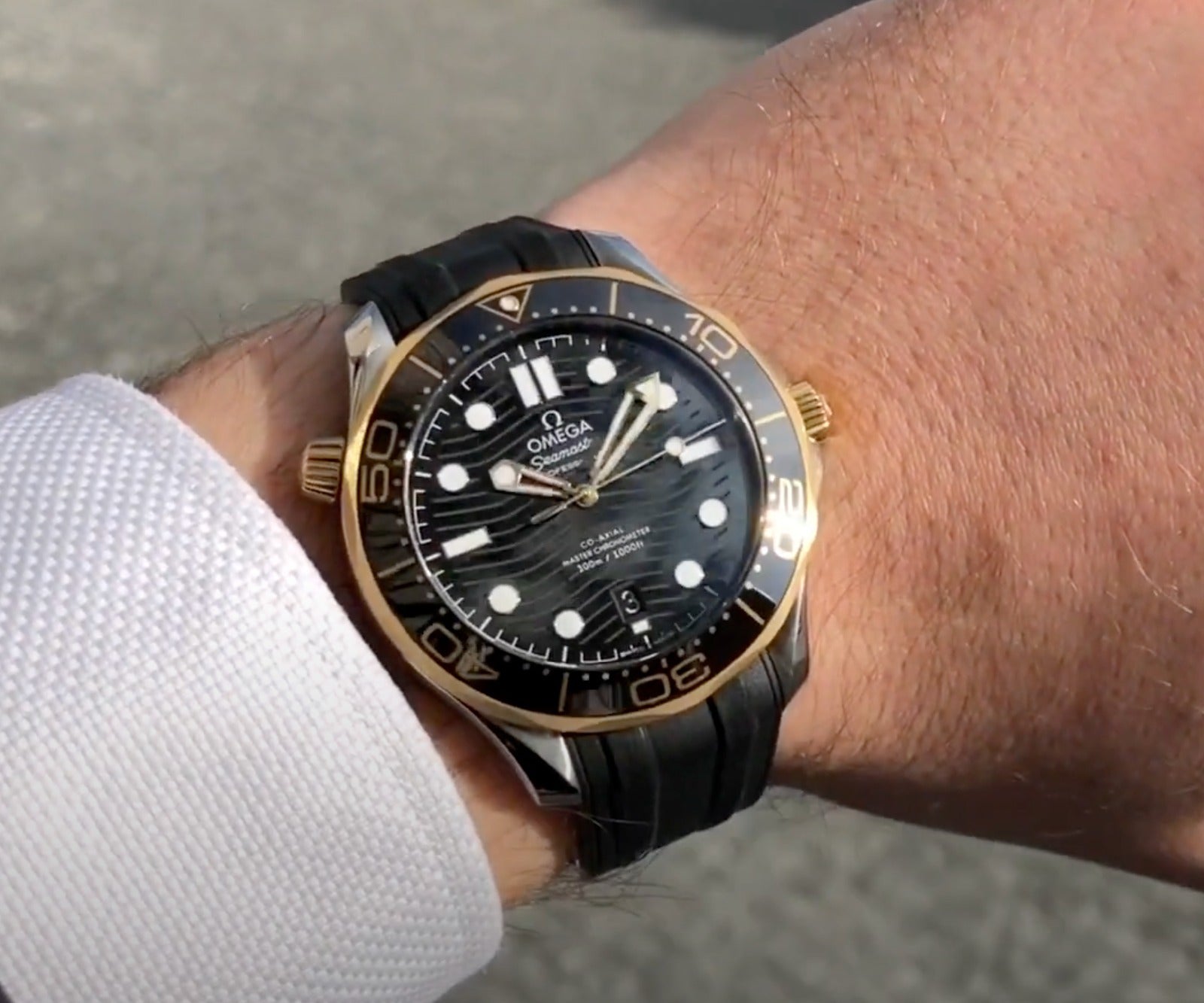 Omega Seamaster 2-Tone 41mm 210.22.42.20.01.001 φορεμένο στο χέρι