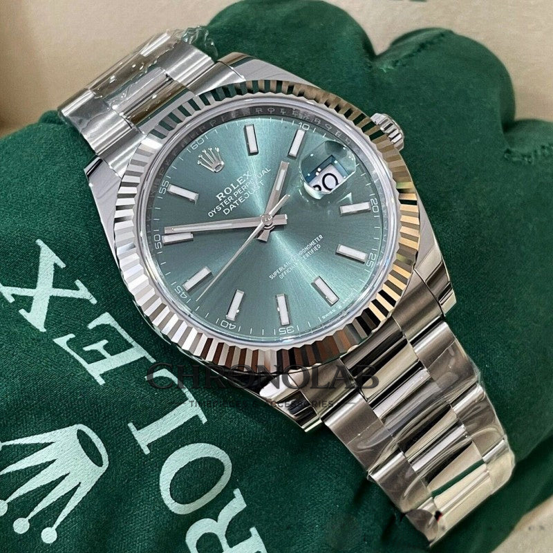 Λεπτομέρεια πράσινου καντράν με δείκτες σε ανδρικό Rolex Datejust 36mm