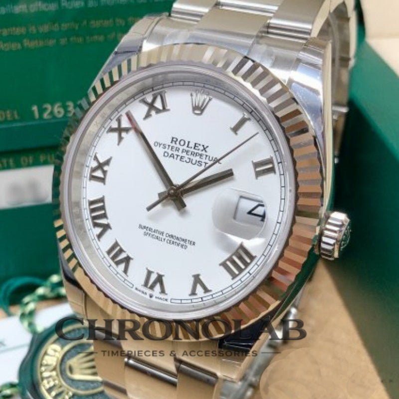 Λεπτομέρεια λευκού καντράν με ρωμαϊκούς δείκτες σε Rolex Datejust 36MM 