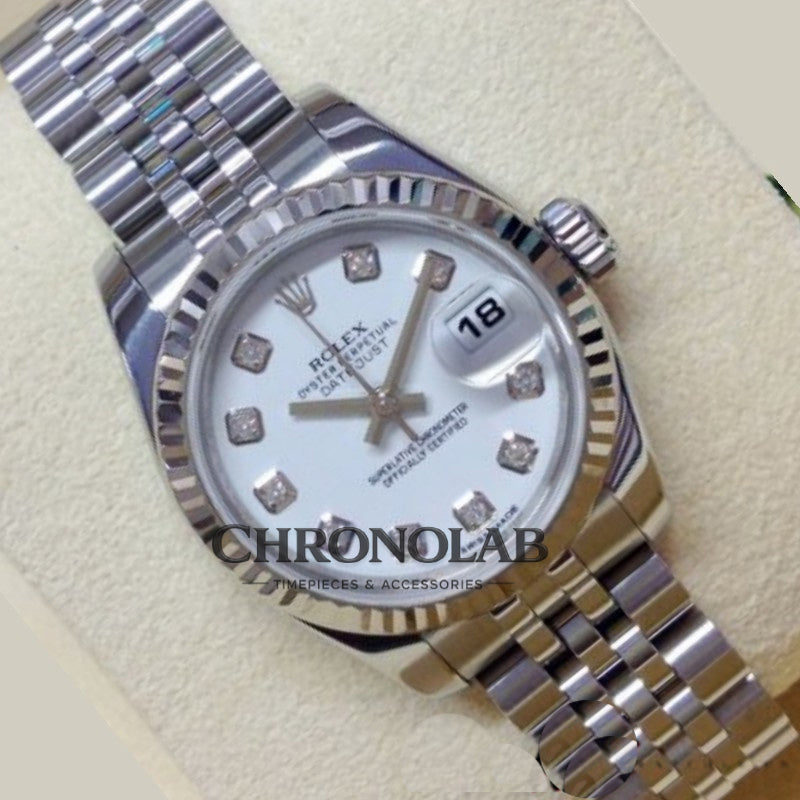 Λεπτομέρεια λευκού καντράν με διαμάντια και fluted στεφάνη Rolex Datejust 36mm
