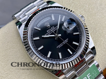 Λεπτομέρεια μαύρου καντράν σε Rolex Day-Date 36mm με fluted bezel