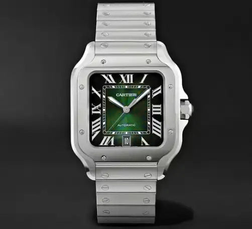 Πλαϊνή όψη κάσας Santos Cartier με τη χαρακτηριστική μπλε καμποσόν πέτρα στην κορώνα.