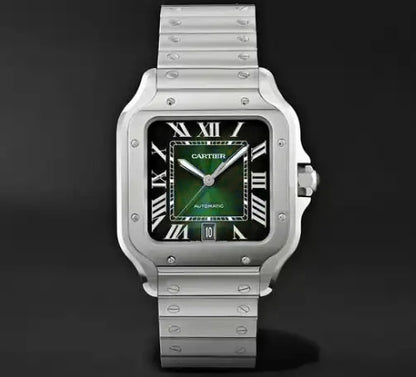 Πλαϊνή όψη κάσας Santos Cartier με τη χαρακτηριστική μπλε καμποσόν πέτρα στην κορώνα.