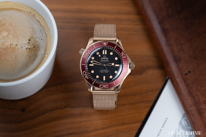 Πλάγια όψη Omega Seamaster Diver 300M 42mm με bronze gold κάσα