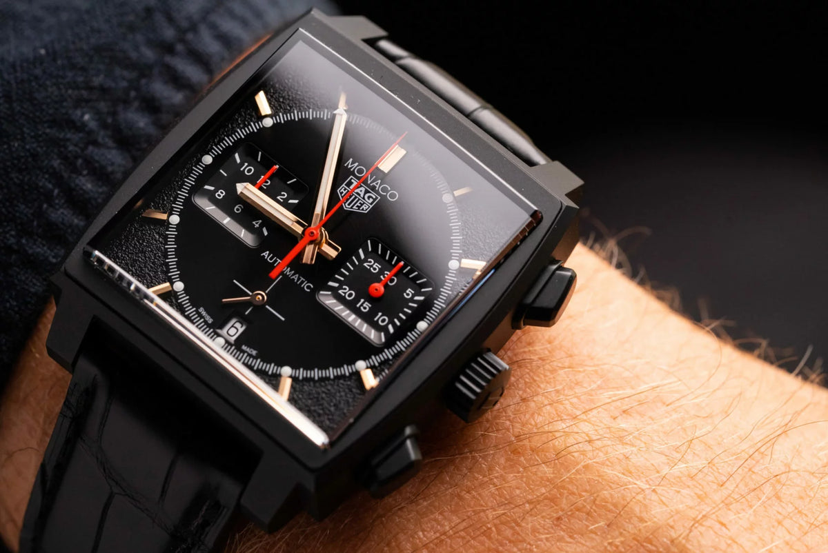 Πλάγια όψη TAG Heuer Monaco Dark Lord Chronograph 39mm