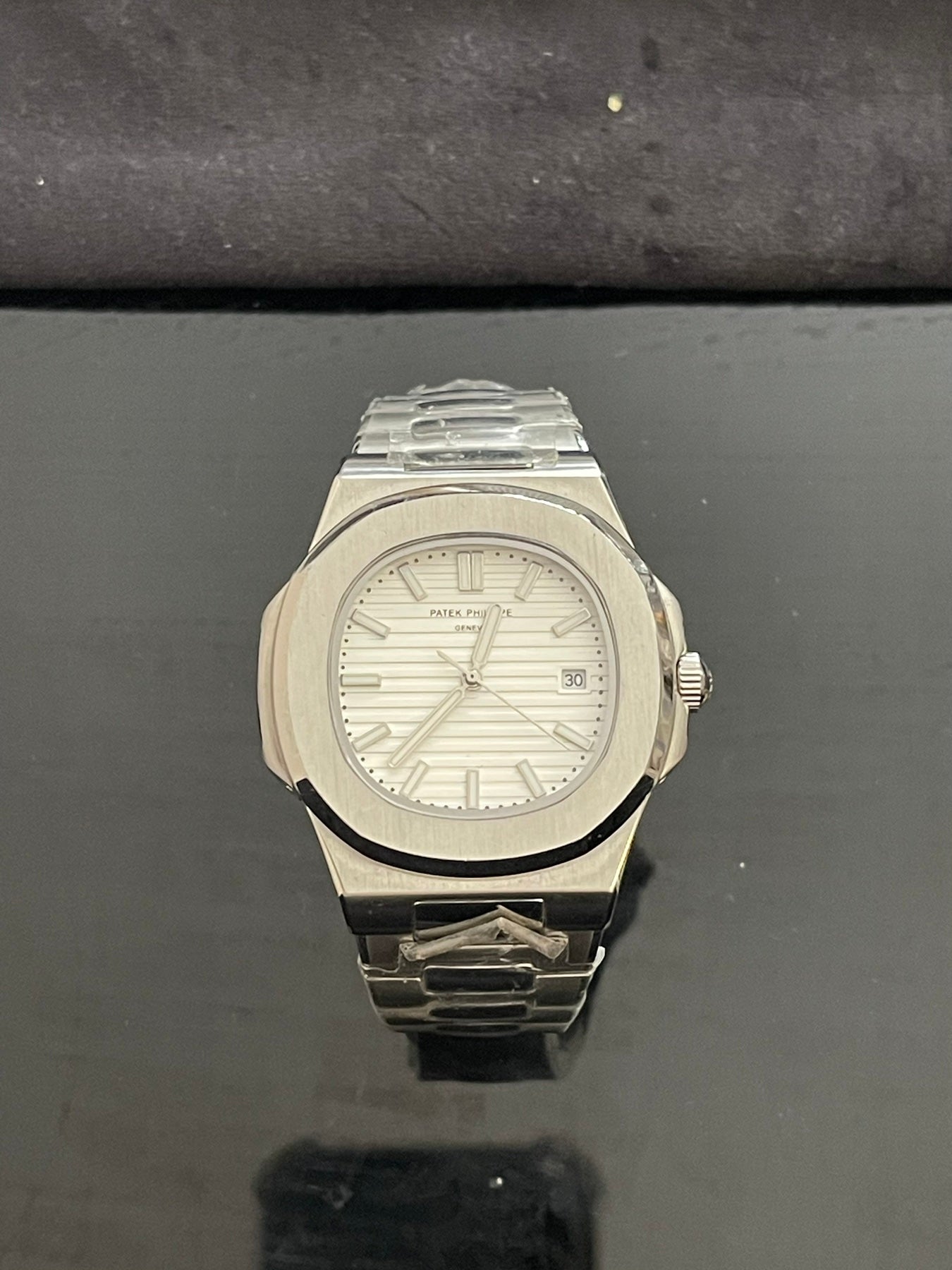 Nautilus 5711/1A-010, Steel, White Index Dial, 40 mm