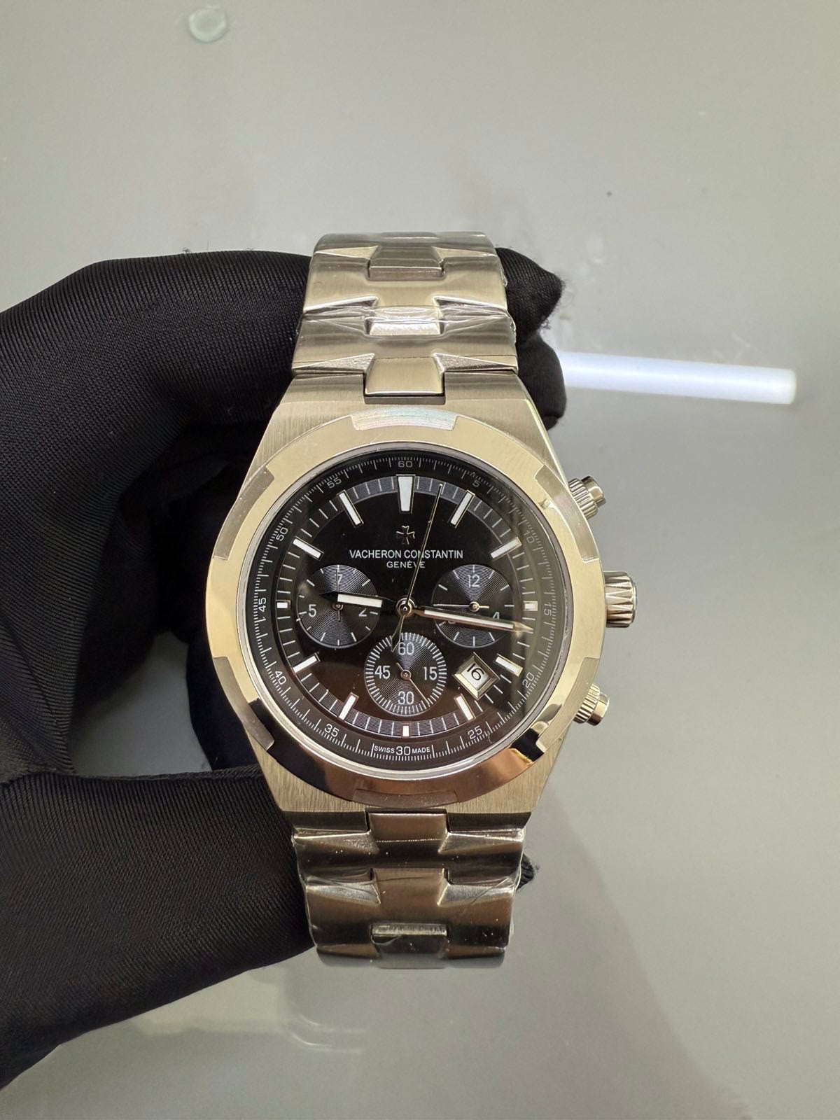 Overseas Men 5500V/110A-B075 42mm Black Dial