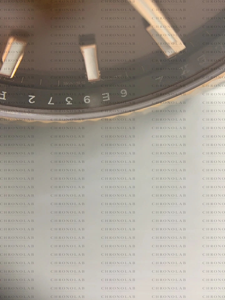 Λεπτομέρειες καντράν Silver Dial και χρυσοί δείκτες Rolex Datejust 41mm Super