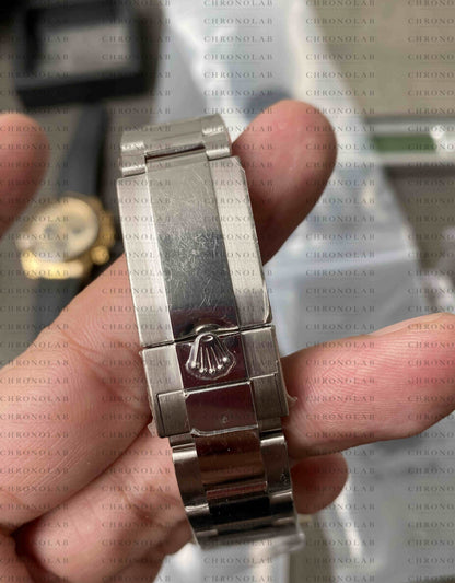 Close-up of the 904L stainless steel folding Oysterlock safety clasp with clean coronet engraving on Rolex Daytona 116500 Clean Factory
